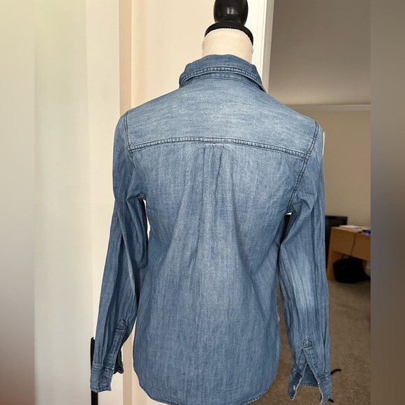 Old Navy The Classic Chambray Long Sleeve Button Up Shirt Size XS Basic Shirt - Picture 4 of 9